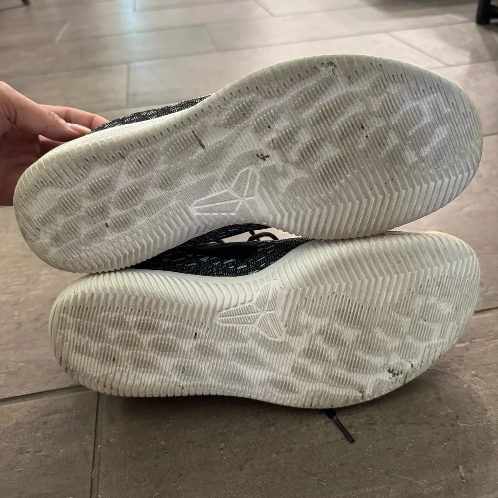 Nike Mamba Instincts in Black and Gold - Picture 4 of 5